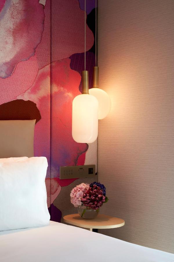 The Botree - Preferred Hotels And Resorts Лондон Екстер'єр фото A pendant light