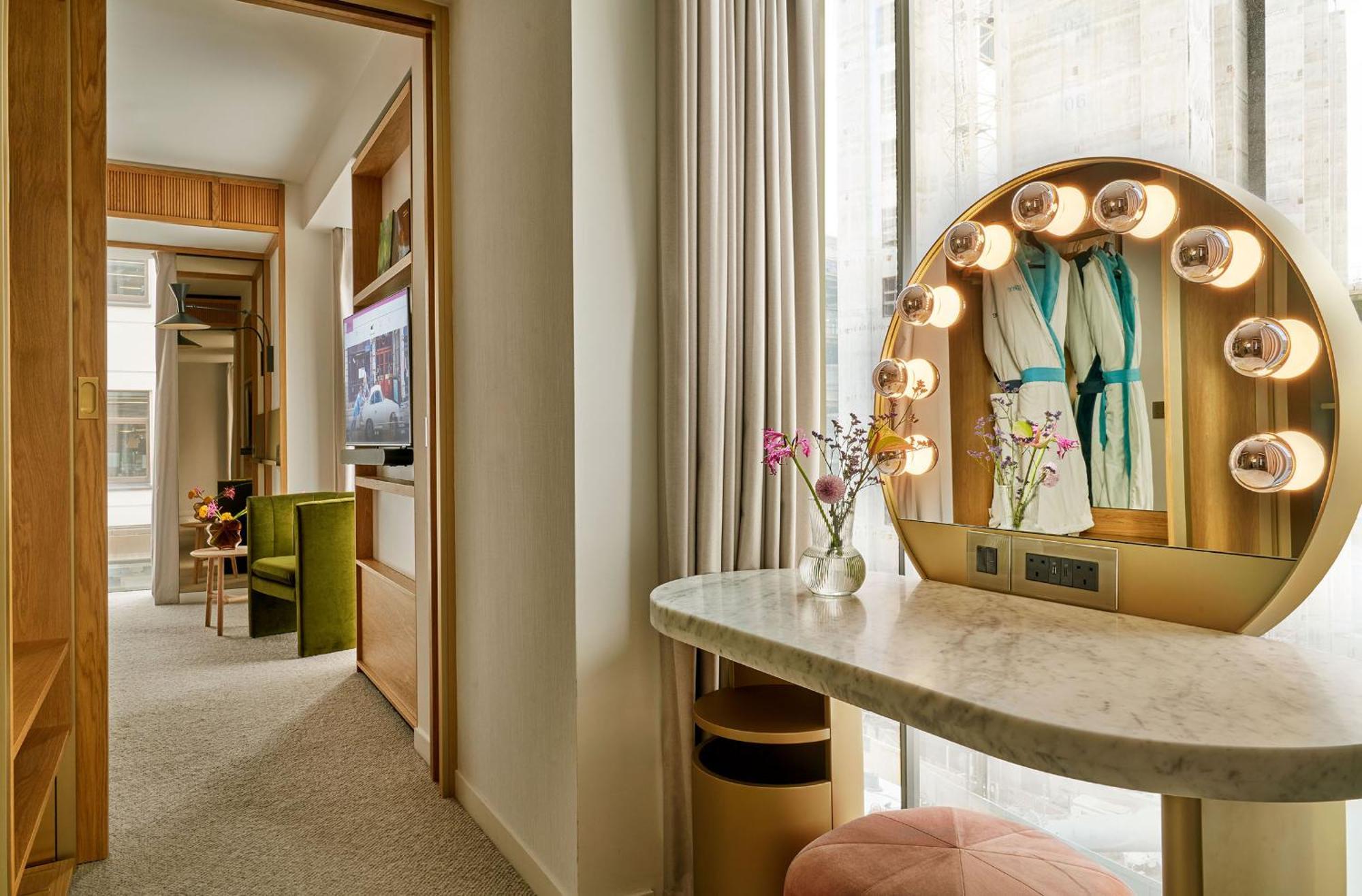 The Botree - Preferred Hotels And Resorts Лондон Екстер'єр фото A suite at The Standard London