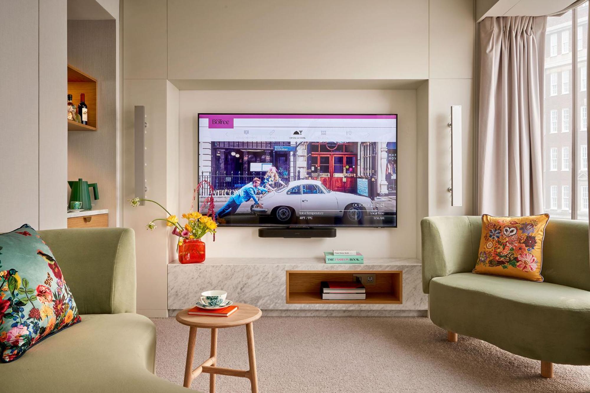 The Botree - Preferred Hotels And Resorts Лондон Екстер'єр фото A television in a hotel room